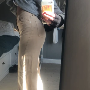 Monki byxor  - Säljer mina ljusbruna byxor från monki då dem är något för små för mig och på så sätt jag inte använder dem alls ofta, nypriset var 400 och dem ser som nya ut då jag endast använt ett fåtal gånger