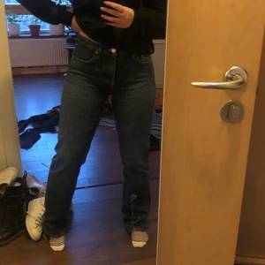 Zara jeans - Använda ungefär 5 gånger så de är i bra skick. De är långa och har medelhög midja!💕 Storlek 40 på lappen men skulle definitivt säga att de är små i storleken så passar 36-38!