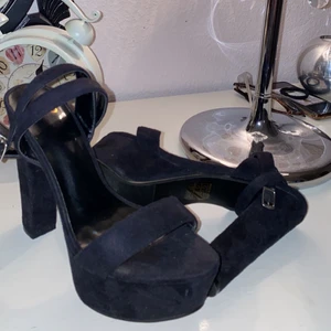 Svarta klackar - Svarta klackar i storlek 38/39 från Nelly.