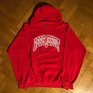 Fin röd hoodie med college tryck. Perfekt att ha som oversized eller regular fit. Köpt på Ross som är en amerkansk secondhandbutik. Perfekt skick