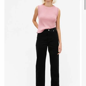 Manchester byxor svarta  - Säljer mina fina manchesterbyxor som är i fint skick. Säljer pågrund av att de blivit för små. Frakten ingår inte . Buda i kommentarerna 💓💓