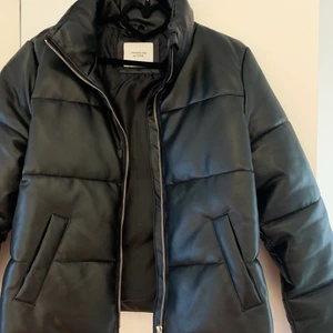 Skinnjacka  - Nästan oanvänd pufferjacka i skinn från Nelly. Säljs för den inte har kommit till användning. (Köparen står för frakt)