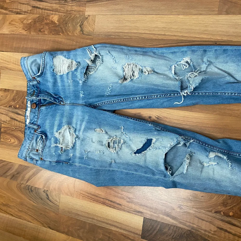 Blå håliga jeans strl W24, ungefär som en xs, aldrig använda . Jeans & Byxor.