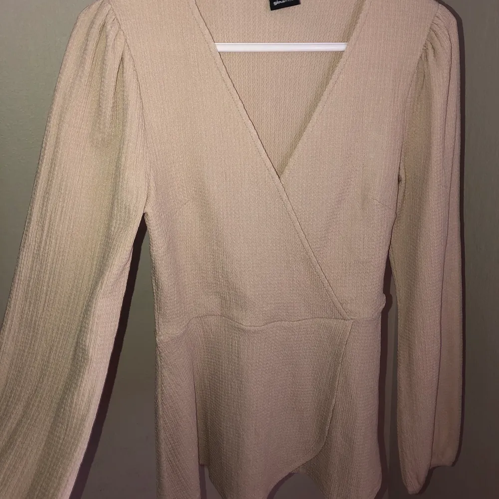 Beige tröja från Gina tricot storlek S, aldrig använt helt nytt skick! Nypris 300kr säljer den för 150kr . Blusar.