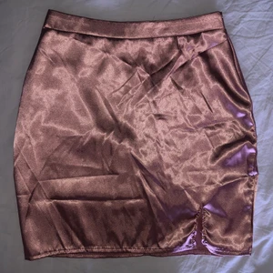 satin kjol - minikjol från plt i ett tunt satin material✨ gjorde en liten slit i den då jag tyckte det blev finare så😌💞
