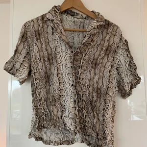 kortärmad skjorta  - kortärmad tunn skjorta med snakeprint, ej genomskinlig. strl M 