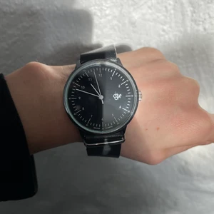 Cheapo klocka - Knappt använd. Dock lite repor, som syns på bild 2 