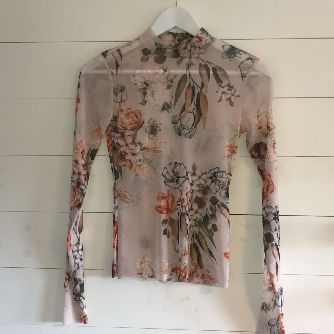 Genomskinlig långärmad i mesh med blommor🌸🌼