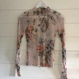 Genomskinlig långärmad i mesh med blommor🌸🌼 - Genomskinlig långärmad med blommor🌸, knappt använd och i bra skick🧡. Tunnt och skönt  material.