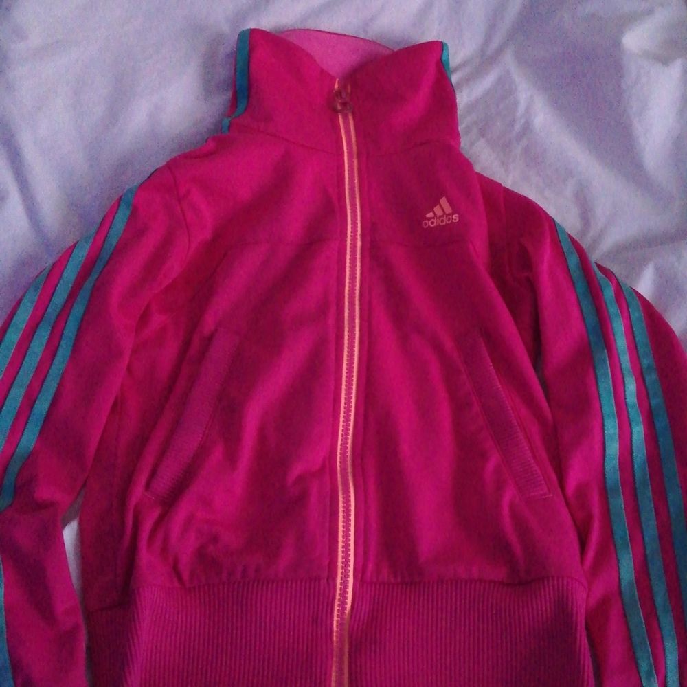 Jätte fin Adidas kofta, ingen slitning alls förutom dragkedja (bild 3) jätte fina färger! Den sitter bra och är extremt fin och kön!!! Den är i storleken 140 men den är STOR så skulle snarare säga 150.Jätte fin kofta 💕 Iaf du undrar något SKRIV privat! 🥰🥰 . Tröjor & Koftor.