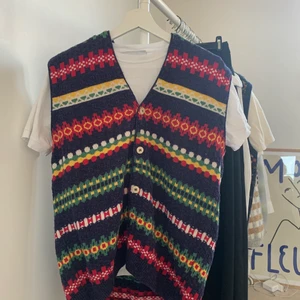 Väst - så söt stickad väst köpt på Beyond retro💕💕 bra skick!! 