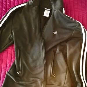 Adidas tjocktröja m.dragkedja  - Helt galet skön tröja och helt ny. Bara provad men visa sig för liten :( materialet är galet skönt och inte känt de i en adidaströja förut.