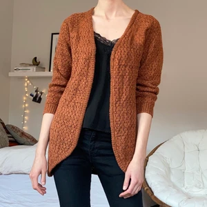 Stickad kofta ICHI strl M - Jättemysig stickad kofta från ICHI strl M. 70% akryl, 30% bomull. Använd men i gott skick! Fler bilder kan ordnas vid intresse. Säljes då den inte kommer till användning längre. 