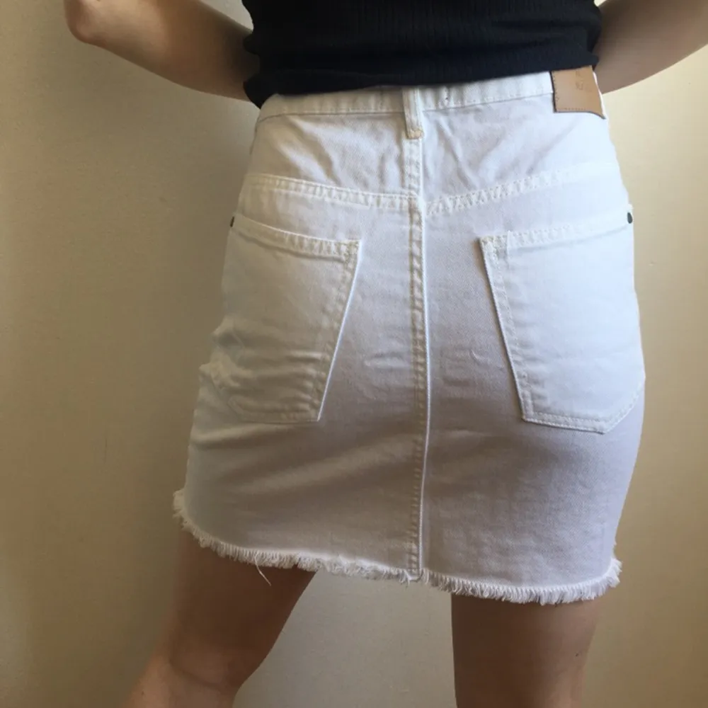 Vit jeans kjol från NELLY säljes, storlek S.       Nyskick ✨. Kjolar.