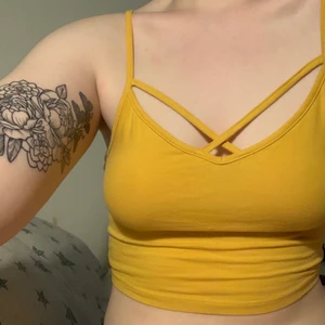 Sommartopp  - Gul sommartopp med gullig detalj på bröstet! Storlek XS/S!