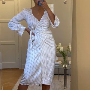 H&M klänning prickig storlek 38 - Skickas endast -köparen står för frakt.  För referens är min längd 174 cm. 