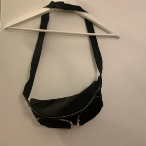 Midjeväska - Köpt från HM, väldigt fint material men tyvärr inte fått användning för den