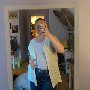 Broderad kofta - Superfin broderad kofta ifrån Trend Report. Nyskick.                    Storlek: M 🤎