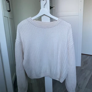 Stickad croppad tröja från NAKD - Superduper fin stickad & croppad tröja från NAKD. Den sitter väldigt snyggt & framhäver kurvor vid midjan. Dessutom så är nedre delen av armen lite större, superfin detalj 🤩 Den är vit/begie & är i strl L. 