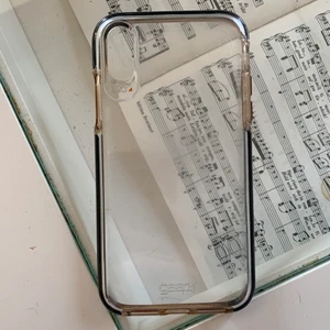 Mobilskal - Galet bra skal för mobilen då det skyddar mobilen som satan. Extra tjocka kanter som sträcker sig upp över mobilens sidor som gör så att skärmen inte tar skada om den tappas.               Nypris: 349 kr