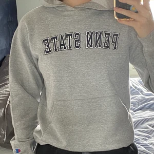 Vintage Champion Hoodie - Cond: vintage 9/10 | Storleken är XXL i kids men den sitter precis som en S. Sitter faktiskt väldigt skönt, lite sådära boxigt så inte den vanliga slimmade fiten.