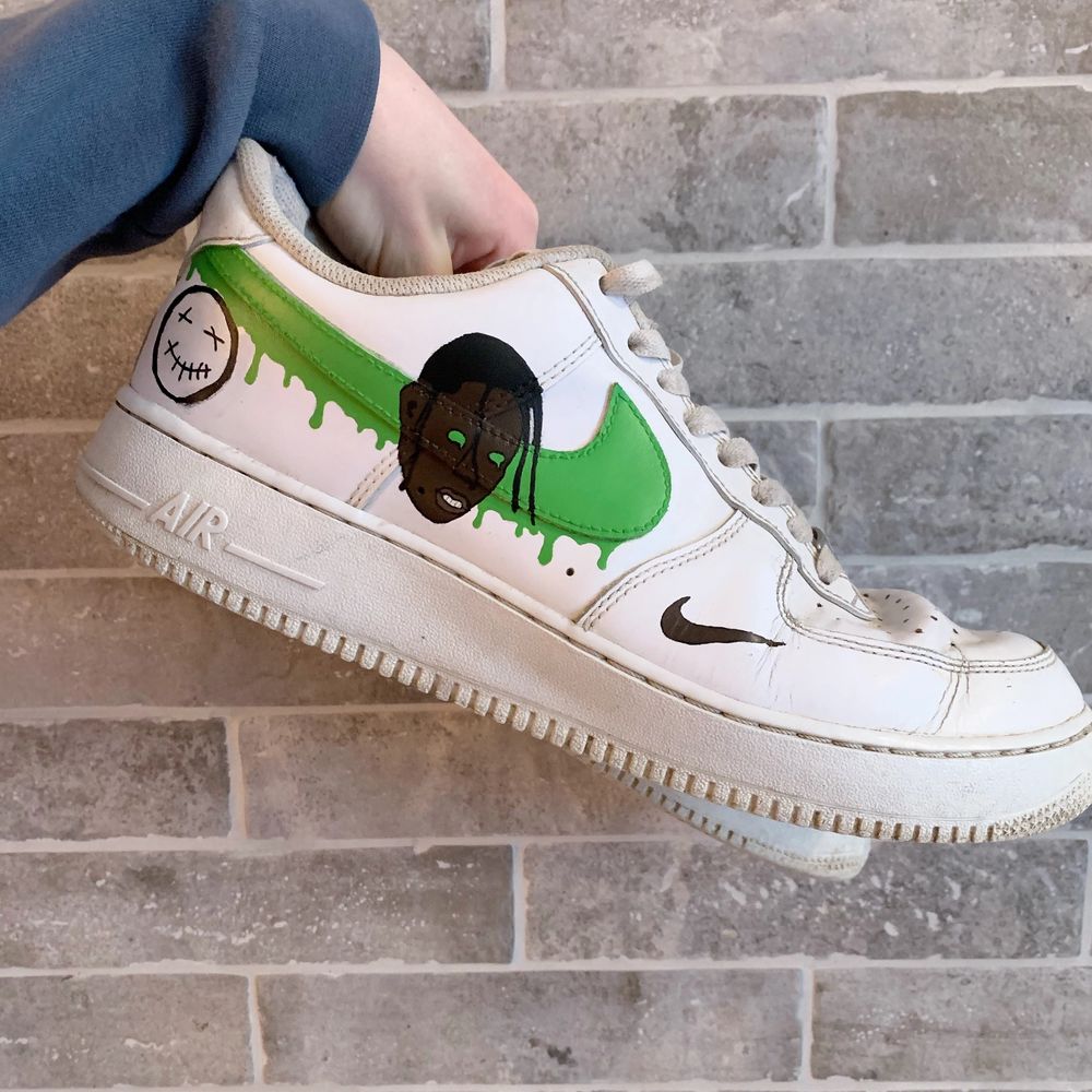 Jag driver en verksamhet där jag målar sneakers! Air force 1 och jordans är det jag gör mest 🌟 använder den bästa färgen på marknaden för hållbara designs på skorna! Hör gärna av er om ni undrar något, nås här på plick eller min insta, @mw_customzz! . Skor.