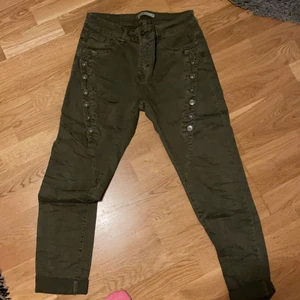 Green pants  - Gröna byxor som är förstora för mig, använt ett fåtal gånger men har gått ner i vikt så passar ej tyvärr längre! Passar en M
