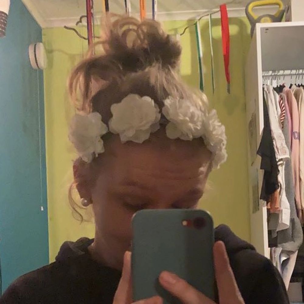 2 gulliga hårband med vita blommor. Dom är i olika storlekar. Kommer inte ihåg vart dom är köpta. Dom är aldrig använd så är i fint skick🤍🌺. Accessoarer.
