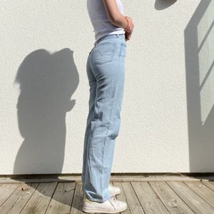 Levis high loose  - Säljer dessa levis jeans i modellen high loose💓 ej använda mycket men har tyvärr gått sönder lite vid midjan (se sista bild), har försökt sy ihop hålet men säljer ändå rätt billigt pågrund av att den gått av💘💘  HÖGSTA BUD 400kr