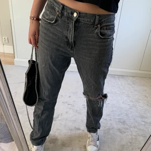Lågmidjade jeans - Super najs lågmidjade jeans från zara🙌🏻 Storlek 42 men sitter snygg oversized på mig som brukar ha 36/38!!! 