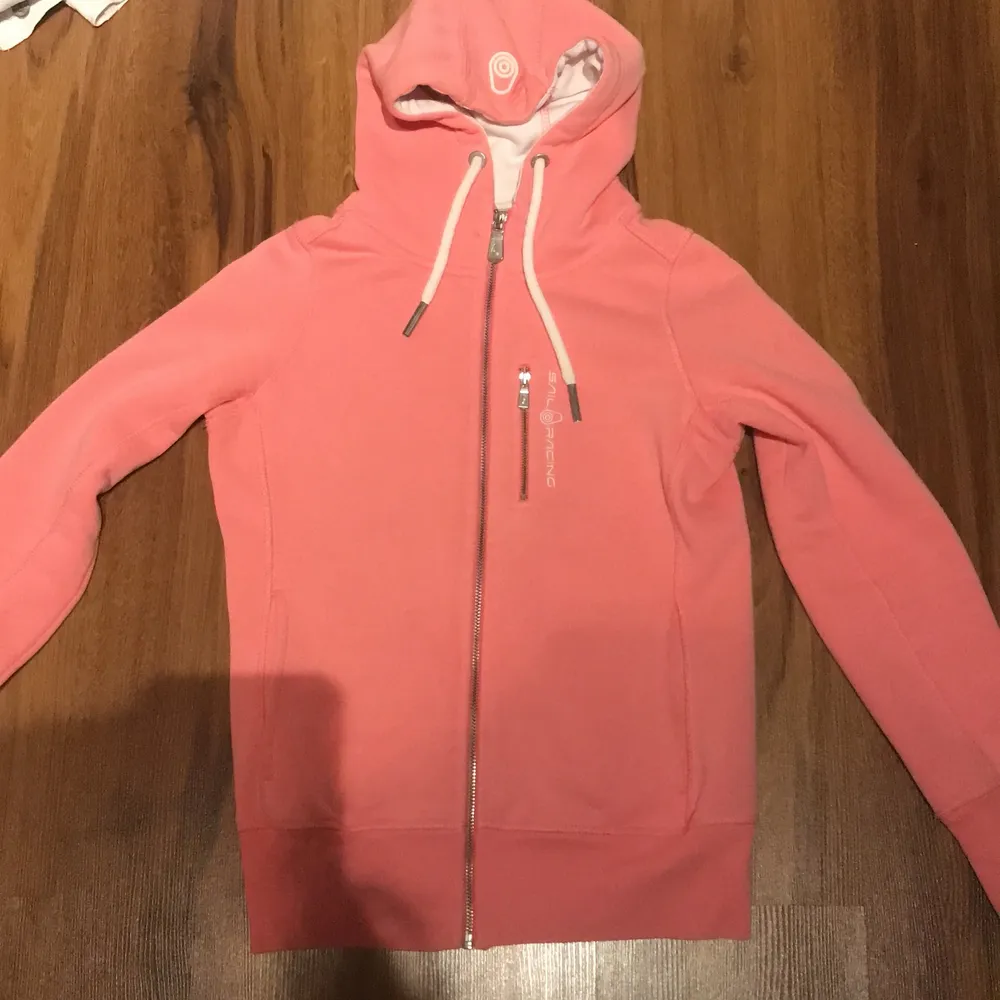 Jätte fin rosa sail racing hoodie, den har ett hål längs ut på tröjan. 💕💕. Tröjor & Koftor.