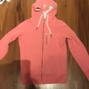Sail racing hoodie - Jätte fin rosa sail racing hoodie, den har ett hål längs ut på tröjan. 💕💕