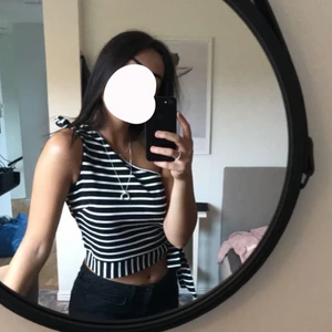 Linne - Randigt one shoulder linne med ”rosett”. Säljer den på bild två (det är samma modell på både bilderna, men olika färger).