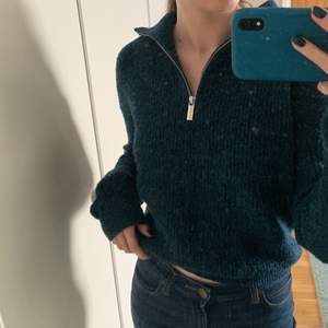 Quarter-zip sweater från bikbok!🙌🏼 Storlek xs, funkar för storlek s också. 