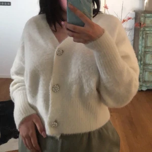Kofta - Vit fluffig kofta med diamantknappar❤️ 