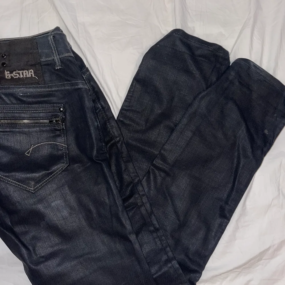 Svart/grå low waist jeans ifrån G-STAR! Jätte coola och trendiga byxor. Jeans & Byxor.