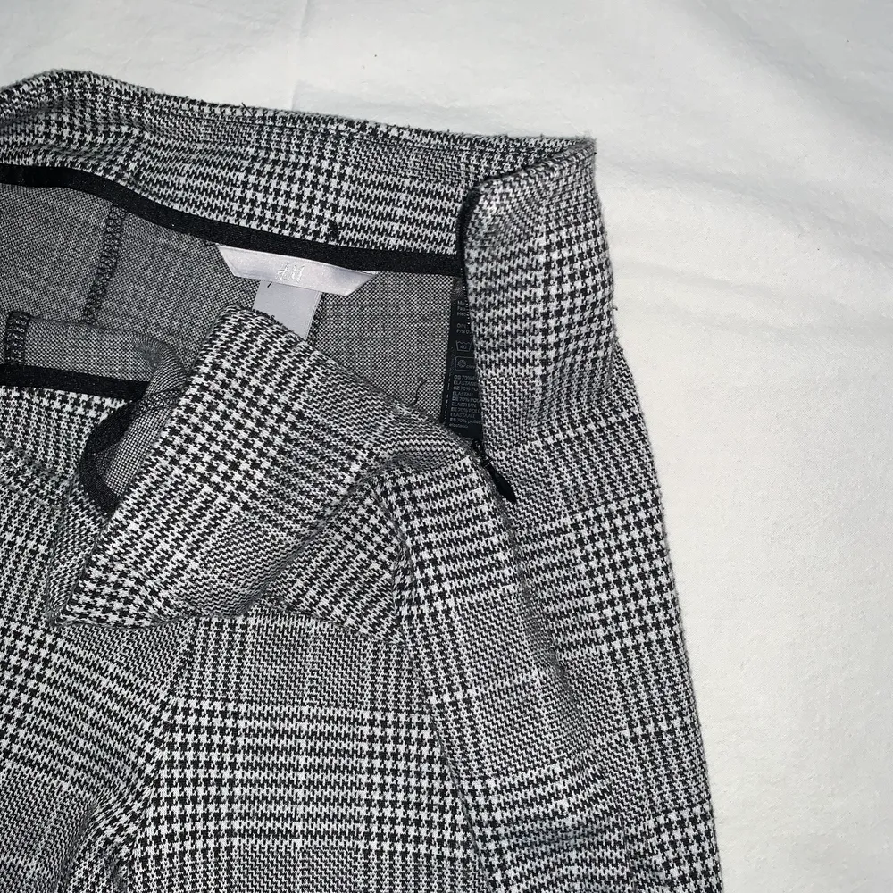Ett par lättare vår/sommar byxor med svart-vit rutigt mönster. Med en full fungerande dragkedja på sidan av byxorna. Korta i modellen, går till anklarna! . Jeans & Byxor.