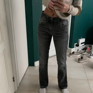 Gråa jeans  - Säljer mina nudie jeans i färgen grå, i modellen low slim Jim säljs nog inte längre. Storlek 27/32 men sprätt upp d så d är lite längre å passar mig som är en storlek 34 i zara jeans och 24/32 i Weekday jeans. Använt fåtal gånger. Säljer då det inte riktigt är min stil längre. Kan frakta och mötas upp❤️❤️köpta för 469kr