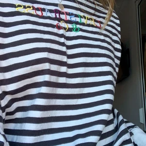 Levi’s tröja  - Långärmad tröja från Levi’s i fint skick, säljer pga använder aldrig. Köparen står för frakten😊