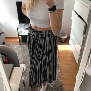 Långkjol strl 36 - Svart och vitrandig långkjol från H&M i storlek 36. Använd ett fåtal gånger! Köparen står för frakten;))