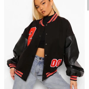 Collage jacka  - Collage jacka från Boohoo. ❗️HELT NY MED LAPPEN KVAR❗️ inköpt för 1000kr plus frakt. Köp direkt för 700kr eller buda. 