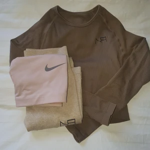 Träningsett - Ett träningssett, kan sälja separat för 200kr styck eller 350 kr tillsammans (bjuder på sportbh i bilden  ifall man vill) märket är NA. Kom görna med bud