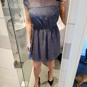 Klänning i storlek 38 - Klänning från vila. Storlek 38. Samfraktar gärna. Frakt 69kr. Swishbetalning