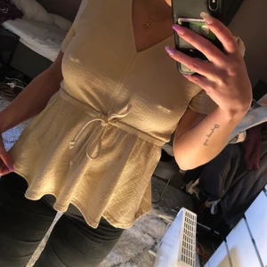 Gina tricot topp - Superfin och ”proffsig” topp från Gina i den perfekt beiga färgen 💜 Sparsamt använd i perfekt skick. Storlek XS men passar även S. ⭐️