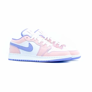 Air Jordan 1 low arctic punch gs - Säljer ett par helt nya Air Jordan 1 arctic punch! Skorna är i storlek 40 och självklart finns kvitto! Bara skicka ett meddelande vid frågor😊