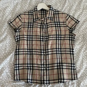 Burberry skjorta - En ursnygg burberry skjorta, är ej äkta och aldrig använd. Det står ej en storlek men sitter som en xs/s