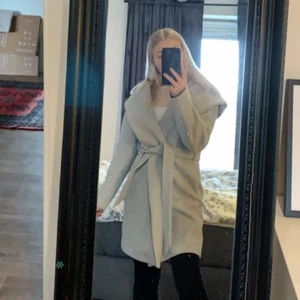 Kappa ifrån zara - Jätte fin kappa ifrån Zara, säljer pga den aldrig kommit till användning tyvär. Storlek 34/36. 150kr +frakt