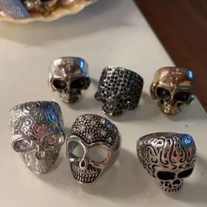 Dödskalle ringar - Superhäftiga ringer! Säljer då de är förstora för mig. De på andra bilden kostar 50 kr och de på tredje bilden kostar 25 kr. Skulle säga att de är storlek 17-19, M-L. (Frakt tillkommer)