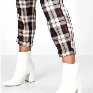 Boots med klack - Säljer dessa superfina boots pga för små. Aldrig använda. Buda gärna i kommentarerna!