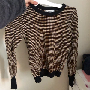 Prickig tröja från zara.  - Prickig tröja från zara. Svart och beige. 